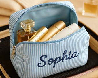 Organizador de maquillaje personalizado con nombre bordado, neceser de viaje a rayas, accesorio de seersucker, funda con cremallera, monograma para cosméticos, regalo para ella