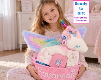 Cesta de presente personalizada de unicórnio para menina, com nome personalizado, conjunto de vestido arco-íris, tutu, asas, bolsa transversal e joias, pronta para presentear sobrinha.