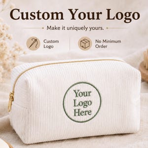 以下が含まれることがあります： 「Your Logo Here」と緑色で刺繍された円形エンブレムが付いた、白いコーデュロイ素材のファスナー付きポーチ。「Custom Your Logo」、「Make it uniquely yours」、「Custom Logo」、「No Minimum Order」というテキストが画像内に記載されています。