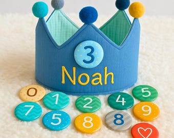 Personalisierte Geburtstag Krone Benutzerdefinierte Name Nummer Abzeichen Einstellbar TieBack PartyHut Kinder 12345678910 Jahre alte Feier Geschenk Junge Mädchen Kleinkind