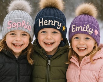 Gorro de invierno con pompón y nombre personalizado para niños, tejido de punto con flores de ganchillo personalizado, hecho a mano, de hilo grueso, con letras, cálido, para niños de 0 a 8 años, regalo divertido para niñas y niños.