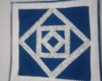 Decorazione murale in feltro realizzata a mano, arte tessile, design geometrico blu e bianco