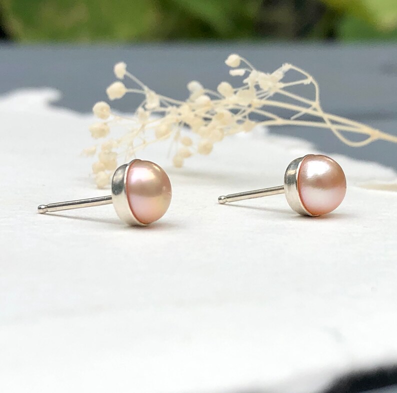 Perla | Handcrafted pearl-pink ceramic stud earrings