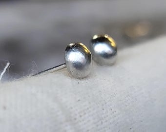 Sterlingzilveren oorknopjes met kiezelsteentjes | Afgeronde zilveren bolstekers | Dagelijkse oorbellen