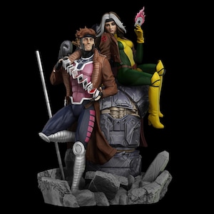 Pode incluir: Estátua detalhada dos personagens X-Men, Gambit e Rogue. Gambit está com um casaco marrom, segurando cartas de baralho. Rogue está com um traje verde e amarelo, segurando uma carta com uma chama rosa. A estátua está em uma base rochosa cinza.