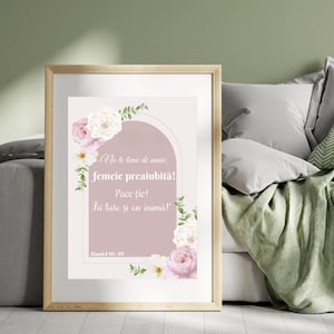 Può includere: Una stampa incorniciata con una cornice in legno chiaro. La stampa presenta testo in un carattere corsivo, con accenti floreali di rose bianche e rosa. Il testo è ambientato su una forma ad arco rosa tenue. Il testo recita "Nu te teme de nimic, femeie preaiubită! Pace ție! Fii tare și cu inima!" e "Daniel 10:19".