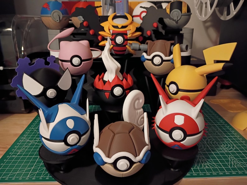 Op de afbeelding: Een set van drie keramische mokken met een gespikkelde, matte afwerking. De mokken zijn in de kleuren cr&egrave;me, lichtgrijs en donkergrijs. Elke mok heeft een eenvoudig, minimalistisch ontwerp en een afgeronde handgreep.