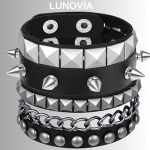 Puede incluir: Pulsera de cuero negro con tachuelas plateadas en forma de pirámide, púas cónicas y detalle de cadena. La pulsera tiene un cierre de hebilla y lleva la marca "LUNOVIA". Un accesorio audaz para un look punk o rock.