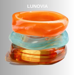 Conjunto de pulseras rígidas de resina llamativas — joyería boho naranja, aqua y ámbar