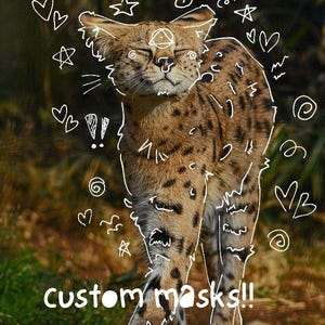 Op de afbeelding: Een serval kat met een gevlekte vacht en gesloten ogen, omlijnd met witte krabbels. De tekst "custom masks!!" staat in het wit onderaan de afbeelding. De achtergrond is wazig.