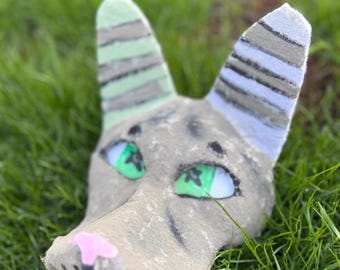 Máscara de lobo (con ojos verdes y rayas de color en las orejas) sin forro