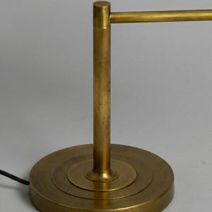 Luminária de mesa retrô em latão, estilo moderno de meados do século XX (1950) – Cúpula giratória ajustável. imagem 4