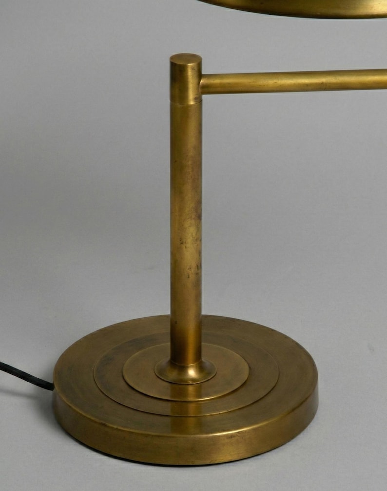 Luminária de mesa retrô em latão, estilo moderno de meados do século XX (1950) – Cúpula giratória ajustável. imagem 4