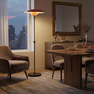 Puede incluir: Un sal&oacute;n moderno con un sill&oacute;n marr&oacute;n, una mesa de comedor de madera y una l&aacute;mpara de pie con una pantalla roja. La habitaci&oacute;n tiene una gran ventana con vistas a la ciudad y un espejo decorativo.