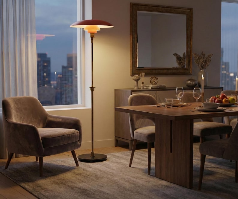 Puede incluir: Un sal&oacute;n moderno con un sill&oacute;n marr&oacute;n, una mesa de comedor de madera y una l&aacute;mpara de pie con una pantalla roja. La habitaci&oacute;n tiene una gran ventana con vistas a la ciudad y un espejo decorativo.