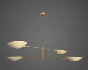 Lampadario Sputnik in ottone, bianco crema, a forma di stella, plafoniera in stile moderno di metà secolo.