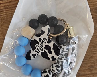 Mama Silicone Beaded Wristlet Keychain – Cow Print Keychain Bracelet, Blue & Black Bead Key Fob, Farmhouse Mama Gift, Hands-Free Key Holder