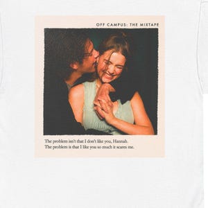 Può includere: T-shirt bianco con un'immagine stampata di una coppia che si abbraccia. L'immagine è una fotografia con il testo "OFF CAMPUS: THE MIXTAPE" in alto e una citazione in basso. La maglietta è realizzata in un materiale morbido.