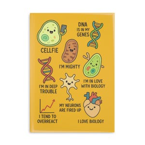 Può includere: Un magnete rettangolare giallo con illustrazioni di cartoni animati di cellule ed elementi biologici. Il testo include "Cellfie", "DNA is in my genes" e "I love biology". Altre frasi includono "I'm mighty" e "My neurons are fired up."