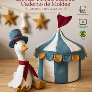 Op de afbeelding: Een witte pluche gans met een blauwe hoge hoed en rode sjaal naast een blauw-witte gestreepte circustent met een rode vlag. De tekst luidt LITTLE GOOSE CIRCUS Caderno de Moldes, GANSINHO + TENDA DE CIRCO, PDF, VIDEO TUTORIAL YOUTUBE, PT/BR en Melissa Rios studio.