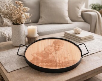 Könnte beinhalten: Ovales Serviertablett aus Holz mit schwarzem Metallrand und Griffen. Die Holzoberfläche zeigt ein lasergraviertes Bild von zwei Kindern und den Text "RADIO FLYER". Das Tablett steht auf einem Holztisch.