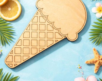 Könnte beinhalten: Holzausschnitt in Form einer Eistüte mit Waffeldesign. Das Bild zeigt gelbe Sonnenbrillen, Orangenscheiben, Seesterne und tropische Blumen auf blauem Hintergrund, was ein Sommerthema hervorruft.