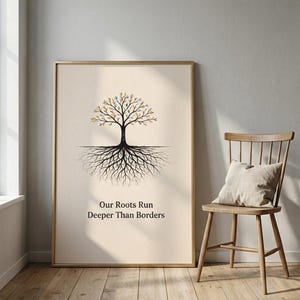Può includere: Una stampa artistica incorniciata con un'illustrazione di un albero, che mostra radici e rami. L'albero ha un tronco e radici neri, con foglie colorate. Il testo "Our Roots Run Deeper Than Borders" è sotto. La cornice è dorata.