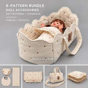 Op de afbeelding: Een crèmekleurige gewatteerde poppendrager met bruin hartjesborduurwerk, met daarin een pop. Tekst: 8-PATTERN BUNDLE DOLL ACCESSORIES PDF PATTERNS + TUTORIALS ENGLISH + DEUTSCH POLINA PATTERNS SEWING STUDIO. Inclusief luier, slabbetje, matje, tas en deken.