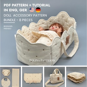 Op de afbeelding: Een poppenaccessoire patroonbundel met een crèmekleurige gewatteerde poppendrager met geschulpte randen en een pop. Tekst inbegrepen: PDF PATTERN + TUTORIAL IN ENG, GER, DOLL ACCESSORY PATTERN BUNDLE - 8 PIECES, BEGINNER-FRIENDLY, POLINA PATTERNS.