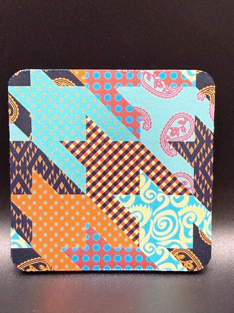 Puede incluir: Posavasos cuadrado con dise&ntilde;o de patchwork. El posavasos presenta una mezcla de patrones, incluyendo lunares, cachemir y cuadros, en tonos naranja, azul y amarillo. Las esquinas son azul oscuro con un dise&ntilde;o de cachemir dorado.