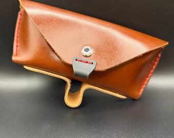 Estuche para gafas de sol de piel flor hecho a mano con costuras rojas