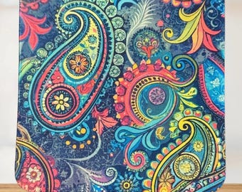 Paisley multicolor en un posavasos