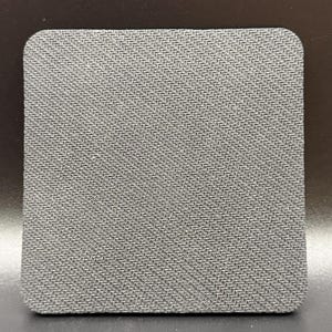 Puede incluir: Una alfombrilla de rat&oacute;n cuadrada gris con esquinas redondeadas. La superficie tiene un patr&oacute;n tejido texturizado. La alfombrilla est&aacute; dise&ntilde;ada para proporcionar una superficie estable y suave para el uso del rat&oacute;n de la computadora.