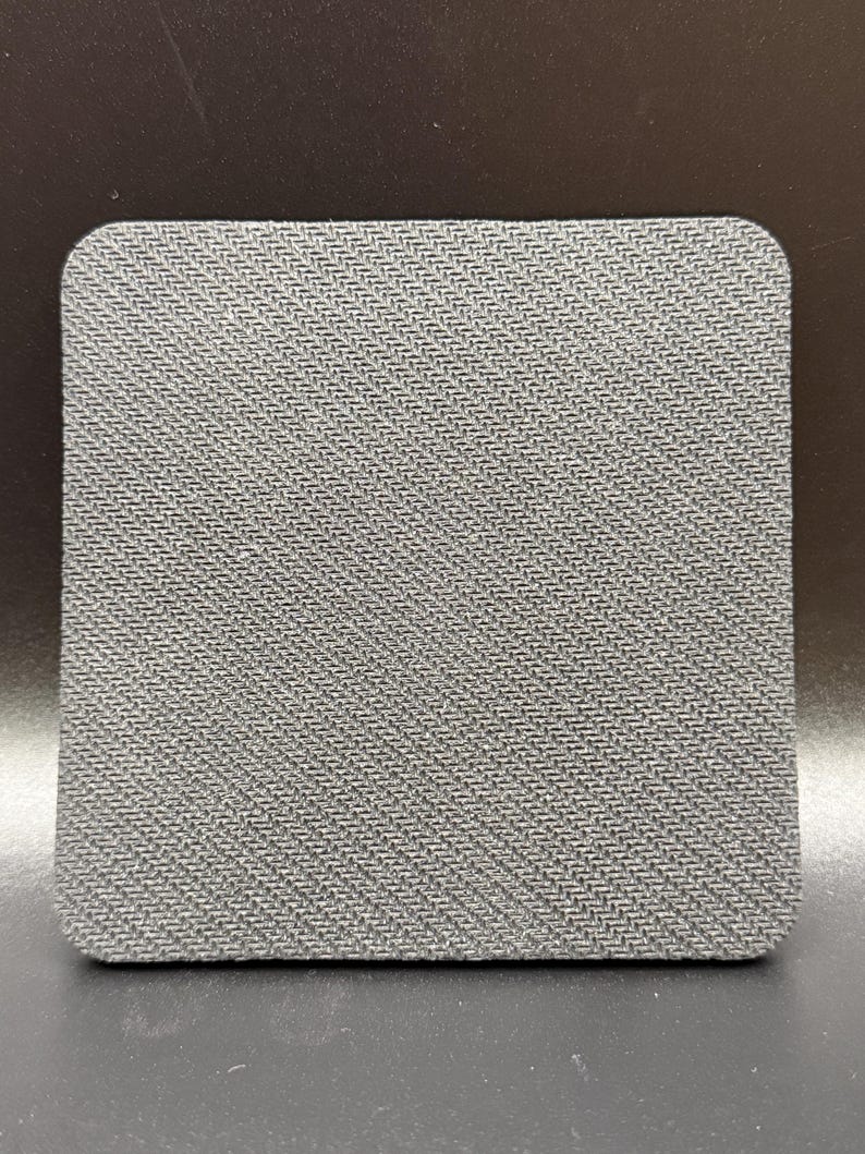 Puede incluir: Una alfombrilla de rat&oacute;n cuadrada gris con esquinas redondeadas. La superficie tiene un patr&oacute;n tejido texturizado. La alfombrilla est&aacute; dise&ntilde;ada para proporcionar una superficie estable y suave para el uso del rat&oacute;n de la computadora.