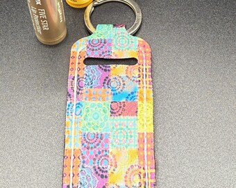 Llavero de neopreno con forma de bálsamo labial Blue Daisy