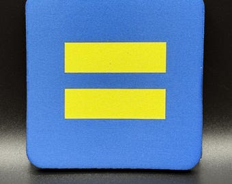 Posavasos con el símbolo de la igualdad, decoración de escritorio con los colores azul y amarillo del orgullo LGBTQ+, alfombrilla de neopreno para bebidas.