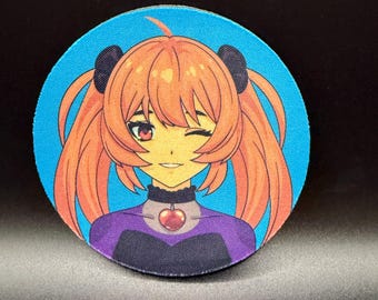 Posavasos de neopreno con personaje de chica de anime guiñando un ojo