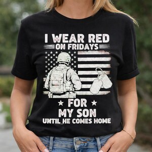 Könnte beinhalten: Schwarzes T-Shirt mit dem Text "I Wear Red on Fridays" über einer amerikanischen Flagge und einer Soldaten-Silhouette. Darunter steht "For My Son Until He Comes Home".