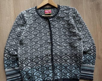 Oleana Norway 100 Alpaca Cardigan – Women’s Norwegian Knit Jacket – Grey & Blue Pattern – Luxury Scandinavian Wool – Size L