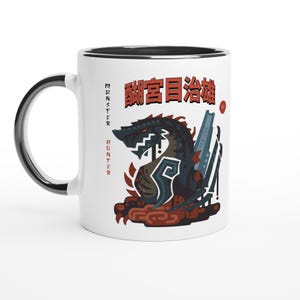 Könnte beinhalten: Weißer Keramikbecher mit schwarzem Innenraum und Henkel. Der Becher zeigt eine stilisierte Illustration eines Drachen mit japanischem Text und den Worten "Monster Hunter" in Rot. Der Drache ist hauptsächlich schwarz und blau mit roten Akzenten.