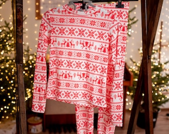 Nordischer Weihnachts-Pyjama: Rentier & Schneeflocke Print Lounge Wear
