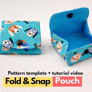 Op de afbeelding: Twee kleine stoffen tasjes met een turquoise achtergrond met een kleurrijke honden- en bottenprint. Eén tasje is gesloten met een zwarte drukknoop, de andere is open en toont een effen blauwe binnenkant. Tekst: Pattern template + tutorial video Fold & Snap Pouch.