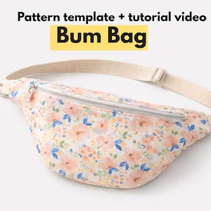 Puede incluir: Una taza de cerámica blanca con un asa negra y el texto "But First, Coffee" en un estilo manuscrito. La taza está sobre una superficie blanca. La taza mide aproximadamente 10 cm de alto.