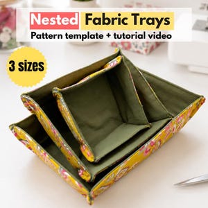 Könnte beinhalten: Drei ineinander stapelbare Stoffschalen in drei Größen mit gelber Außenseite mit Blumenmuster und einfarbiger olivgrüner Innenseite. Der Text Nested Fabric Trays Pattern template + tutorial video und 3 sizes ist sichtbar.