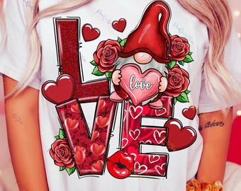 Gnomo de amor PNG, San Valentín PNG, Gnomo lindo con corazón, Rosas románticas con letras de amor PNG, Diseño de sublimación, Clipart de corazones rojos