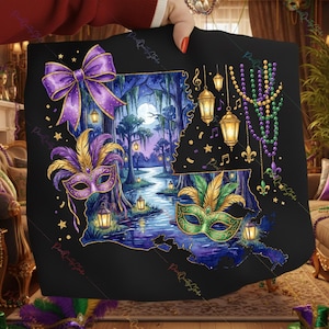 Könnte beinhalten: Schwarzer quadratischer Stoff mit einer lila Schleife, einer lila-goldenen Maske und einer grün-goldenen Maske. Das Design umfasst eine Umrisskarte von Louisiana, eine nächtliche Sumpflandschaft und hängende Laternen. Perlen und Noten sind ebenfalls enthalten.