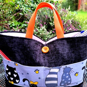 Bolsa de tejer extragrande, negra, con dibujos de gatos, bolsillos, forro naranja, organizador para guardar lanas, ideal para proyectos, regalo para tejedores, tamaño grande, Reino Unido