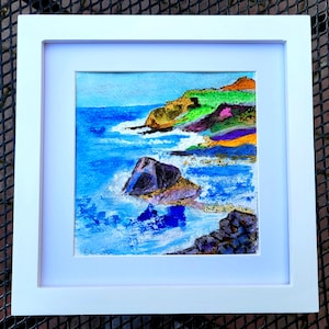 Acque rocciose, piccolo dipinto originale ad acquerello, paesaggio marino semi-astratto, cornice 9"x9", senza vetro, cornice in legno bianco, Regno Unito