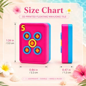 Puede incluir: Una tabla de tallas para una ficha de mahjong flotante impresa en 3D, con una ficha rosa y azul con un n&uacute;mero 5 amarillo y cinco s&iacute;mbolos circulares amarillos y azules. Dimensiones: 3,2 cm por 2,2 cm por 1,2 cm. Texto: Size Chart.