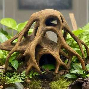 Könnte beinhalten: Ein Set aus drei Keramikbechern mit gesprenkelter, matter Oberfläche. Die Becher sind in Creme-, Hellgrau- und Dunkelgrautönen gehalten. Jeder Becher hat ein schlichtes, minimalistisches Design.